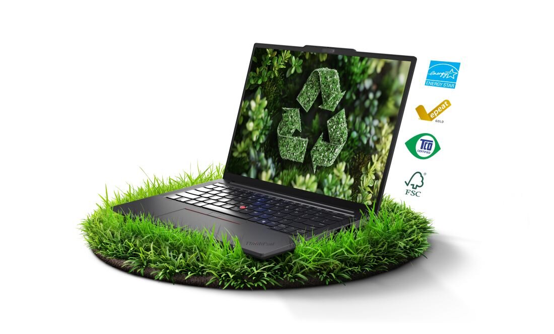 Laptop Lenovo ThinkPad E14 Gen 7 otoczony trawą prezentuje ekologiczne podejście i certyfikaty Energy Star oraz EPEAT w środowisku biurowym - Certyfikaty ekologiczne EPEAT Gold i ENERGY STAR