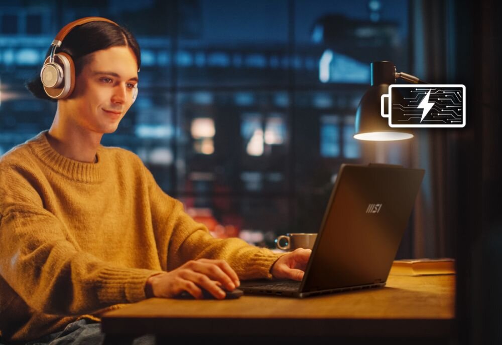 Osoba pracuje na laptopie MSI przy drewnianym biurku w wieczornej scenerii z ikoną długiego czasu pracy na baterii – Litowo-jonowy akumulator 4-ogniwowy 55,2 Wh