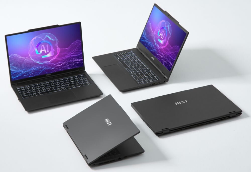 Cztery laptopy MSI VenturePro 16 stoją w różnych pozycjach, prezentując ekran z motywem AI na jasnym tle studyjnym – Opis serii VenturePro