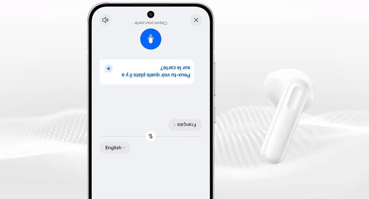 OPPO Enco Buds 3 tłumacz AI, szybkie tłumaczenie, mikrofon wyłapuje głos, podróże, Słuchawka OPPO Enco Buds3 obok telefonu z ekranem funkcji tłumacza AI i napisem w języku angielskim