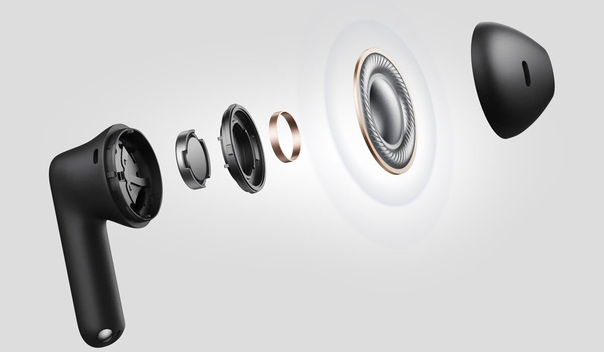 OPPO Enco Buds 3 tytanowa membrana 12,4 mm, głębokie basy, czyste tony, Czarna słuchawka Enco3 rozłożona na komponenty z widoczną tytanową membraną otoczoną szarym polem