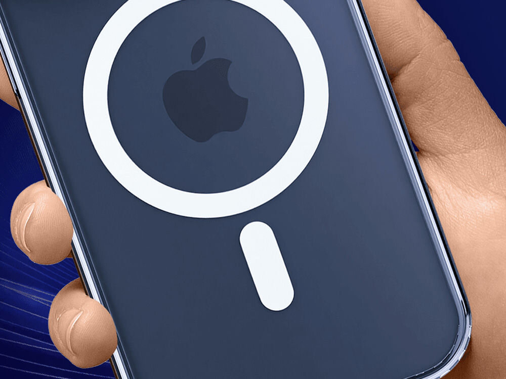 Etui 3MK Clear MagCase do Apple iPhone 17 Pro Przezroczysty zbliżenie na MagSafe w etui założonym na telefon trzymany w dłoni granatowe tło