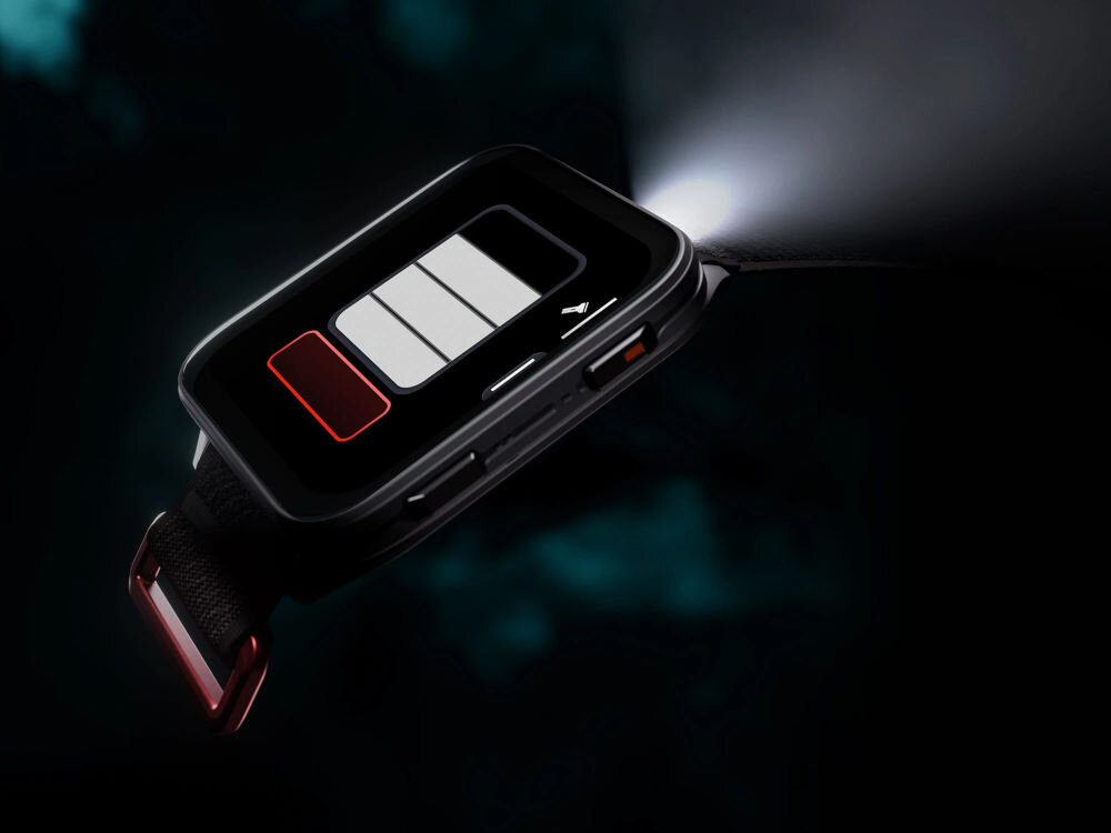 Smartwatch GARMIN Venu X1 Zbliżenie na smartwatch z włączoną latarką z jednej strony koperty. Na ekranie widoczna jest ikona baterii z niskim stanem naładowania (czerwony pasek). Tło jest ciemne