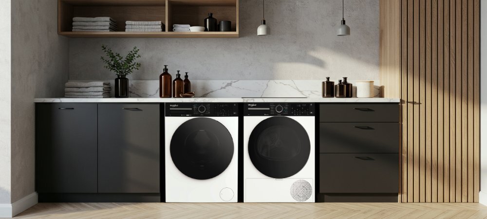 PRALKA WHIRLPOOL WAM 764WKBC PL wizualizacja lifestyle zestaw dwa urządzenia pralka suszarka szafki dekoracje lamele praktyczny i estetyczny zestaw obok siebie lub jedno na drugim komfort styl maksymalna wygoda