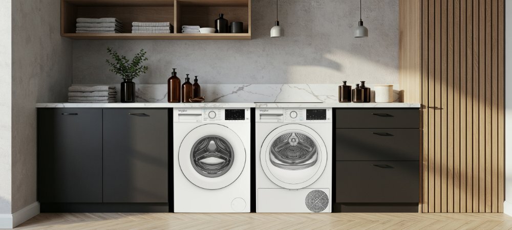 PRALKA WHIRLPOOL WAM 87W PL wizualizacja lifestyle zestaw dwa urządzenia pralka suszarka szafki dekoracje lamele praktyczny i estetyczny zestaw obok siebie lub jedno na drugim komfort styl maksymalna wygoda