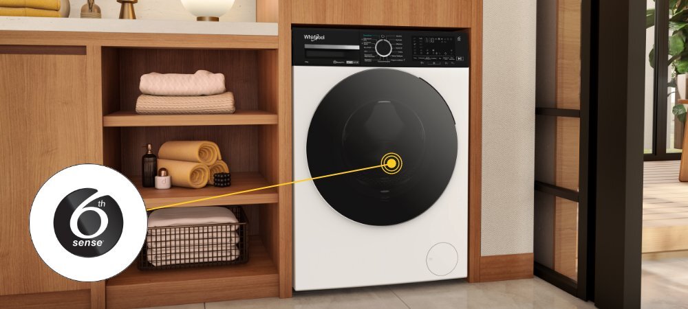 PRALKA WHIRLPOOL WPM 07W ADS EE Na zdjęciu widać białą pralkę, umieszczoną w zabudowie meblowej, prawdopodobnie w pralni lub łazience. Obok pralki znajdują się drewniane półki z elegancko ułożonymi ręcznikami i akcesoriami Technologia 6. Zmysł Trzy inteligentne czujniki