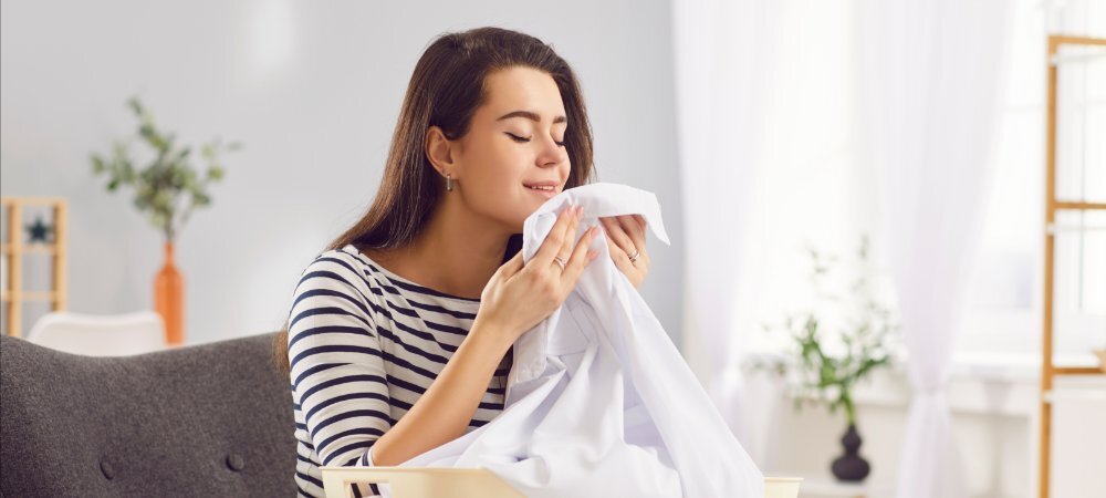 SUSZARKA WHIRLPOOL WP C10X WBS EE lifestyle wizualizacja kobieta ubrania odzież biała koszula zapach świeżość Steam Refresh odświeżanie bez prania parowe