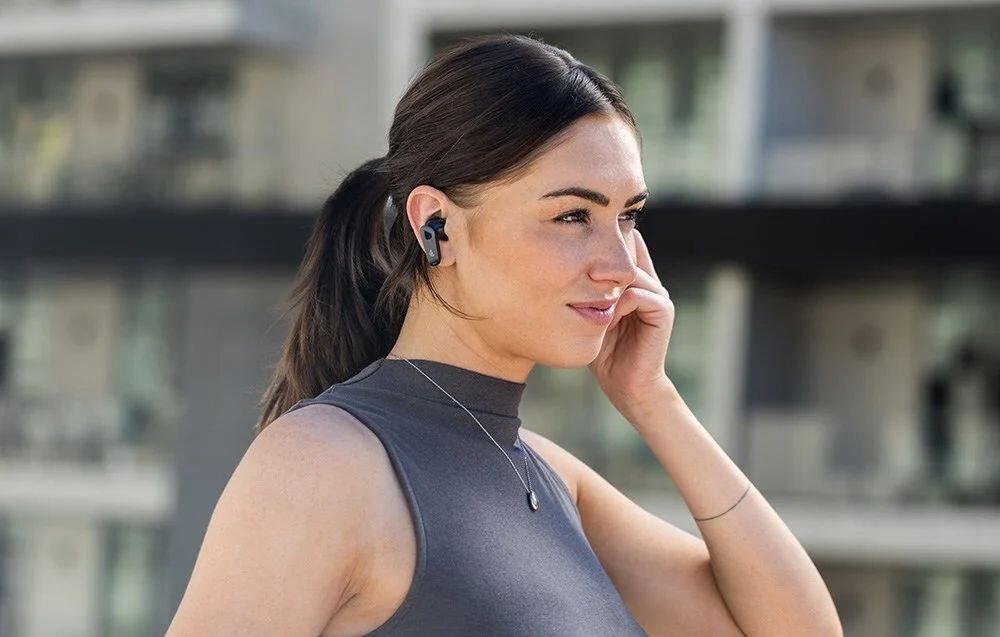 Słuchawki dokanałowe EDIFIER NeoBuds Pro 3 ANC, główny nagłówek, kontrola dźwięku, komfort słuchania, osoba z założonymi słuchawkami dokanałowymi