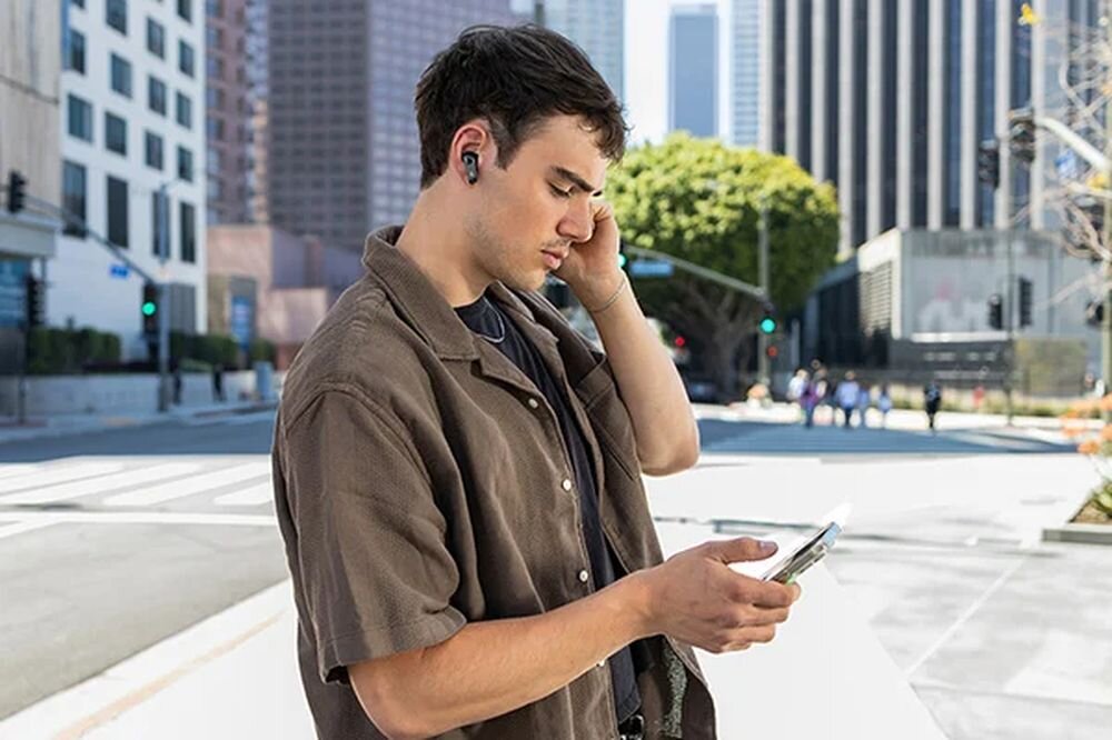 EDIFIER NeoBuds Pro 3 ANC, hybrydowe przetworniki, DSP, Hi-Res Audio Wireless, LHDC 5.0, osoba z założonymi słuchawkami dokanałowymi