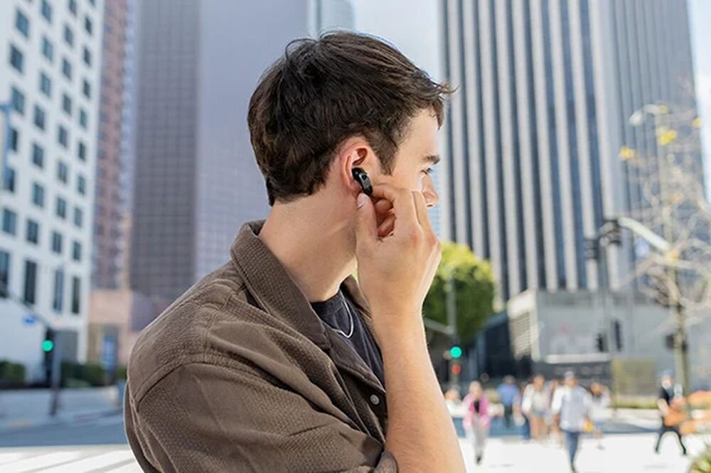 EDIFIER NeoBuds Pro 3 ANC, Spatial Audio, żyroskop, akcelerometr, realistyczne wrażenia przestrzenne, osoba z założonymi słuchawkami dokanałowymi