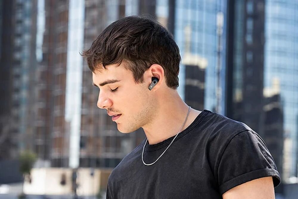 EDIFIER NeoBuds Pro 3 ANC, mikrofony AI, redukcja wiatru, rozmowy wyraźne w ruchu, osoba z założonymi słuchawkami dokanałowymi