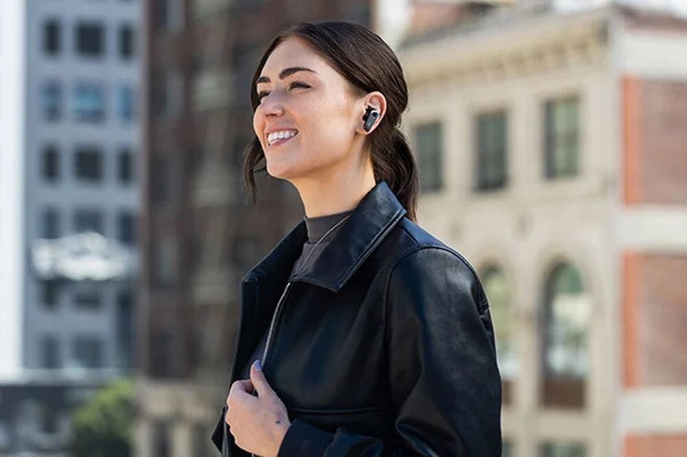 EDIFIER NeoBuds Pro 3 ANC, 36 h bez ANC, 24 h z ANC, szybkie ładowanie 15 min, osoba z założonymi słuchawkami dokanałowymi