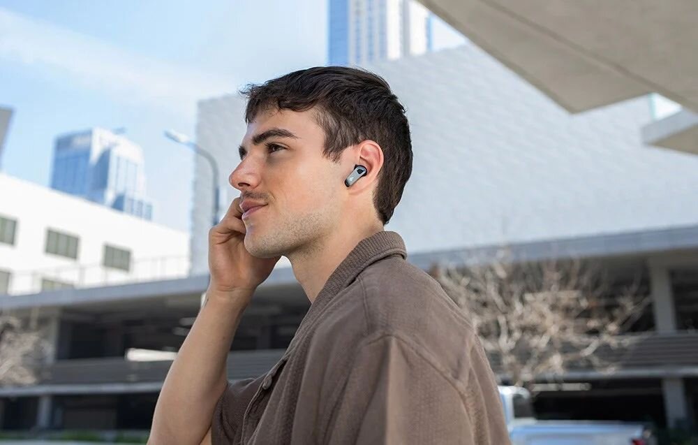 EDIFIER NeoBuds Pro 3 ANC, IP54, odporność na wodę i kurz, ergonomiczne dopasowanie, osoba z założonymi słuchawkami dokanałowymi