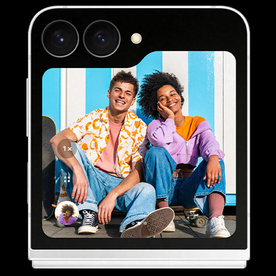 Selfie dwóch osób jest robione bez użycia rąk za pomocą tylnego aparatu Galaxy Z Flip7 FE o rozdzielczości 50 MP. Uchwycono szczegóły i dokładniejsze tekstury. Selfie dwóch osób jest robione bez użycia rąk za pomocą tylnego aparatu Galaxy Z Flip7 FE o rozdzielczości 50 MP. Uchwycono szczegóły i dokładniejsze tekstury.