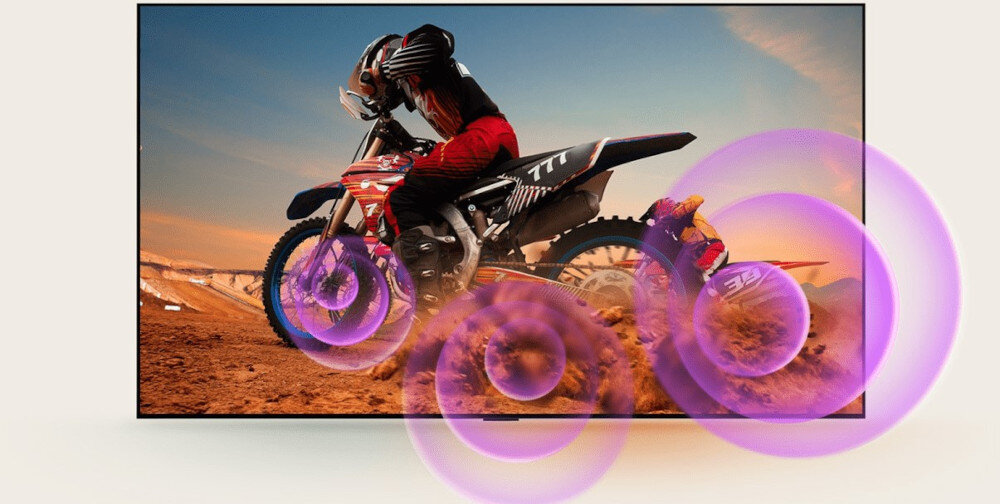 Telewizor LG 55UA75006LA UHD 4K α7 AI Gen8 Dynamic Sound Booster mocniejsze wrażenia audio, telewizor na białym tle, zawodowy motocyklista jadący na crossie