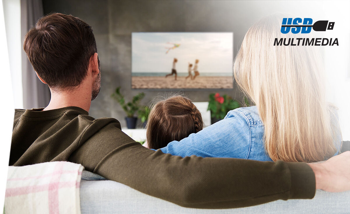 Telewizor SHARP 55GM6141E - Szybki dostęp do plików USB, Dwa porty USB-A, rodzina siedząca na kanapie