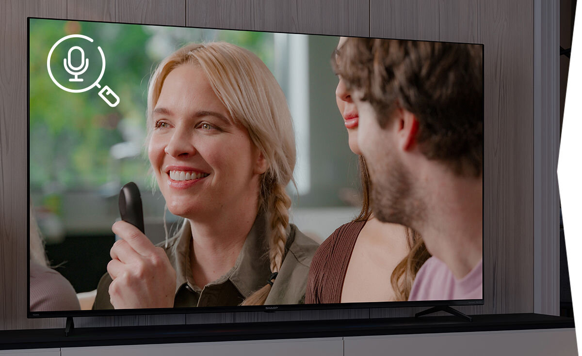 Telewizor SHARP 55GM6141E - Wyszukiwanie głosowe, telewizor stojący na koomodzie w pomieszczeniu