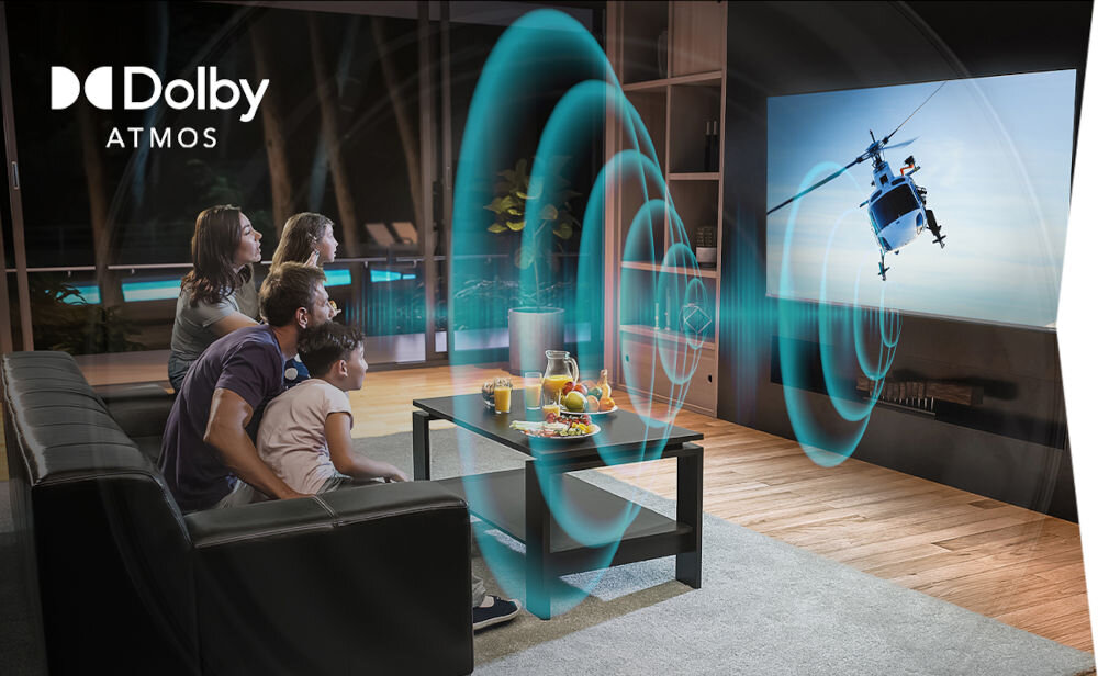 Telewizor SHARP 55GM6141E - Efekt kina domowego, Dolby Atmos, telewizor zawieszony na ścianie w salonie, osoby oglądające program tv