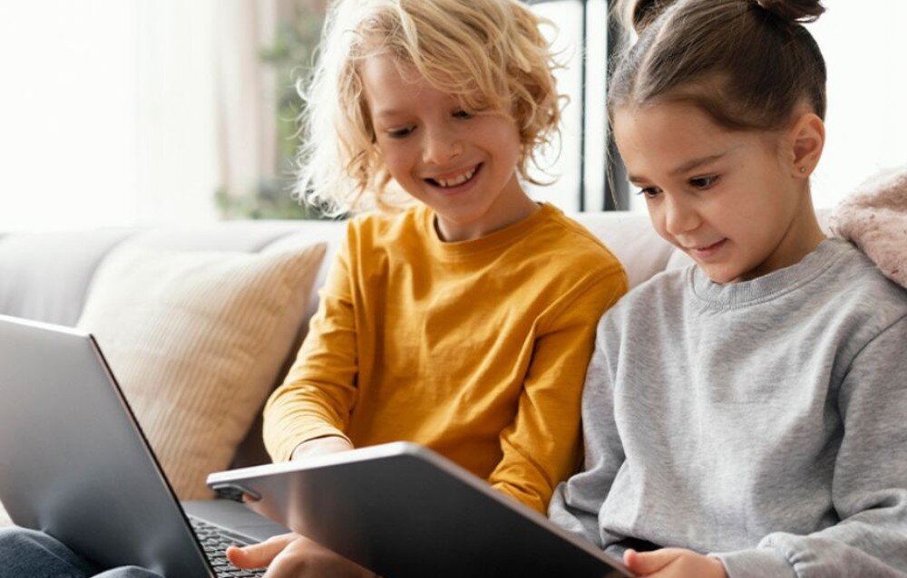 Router TENDA EE3 Pro Dzieci korzystają z Internetu