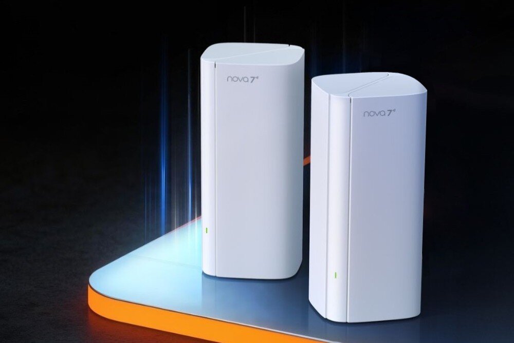 Router TENDA EE3 Pro Trzy węzły systemu Mesh Wi-Fi 7 Tenda na podświetlonym podeście na ciemnym tle