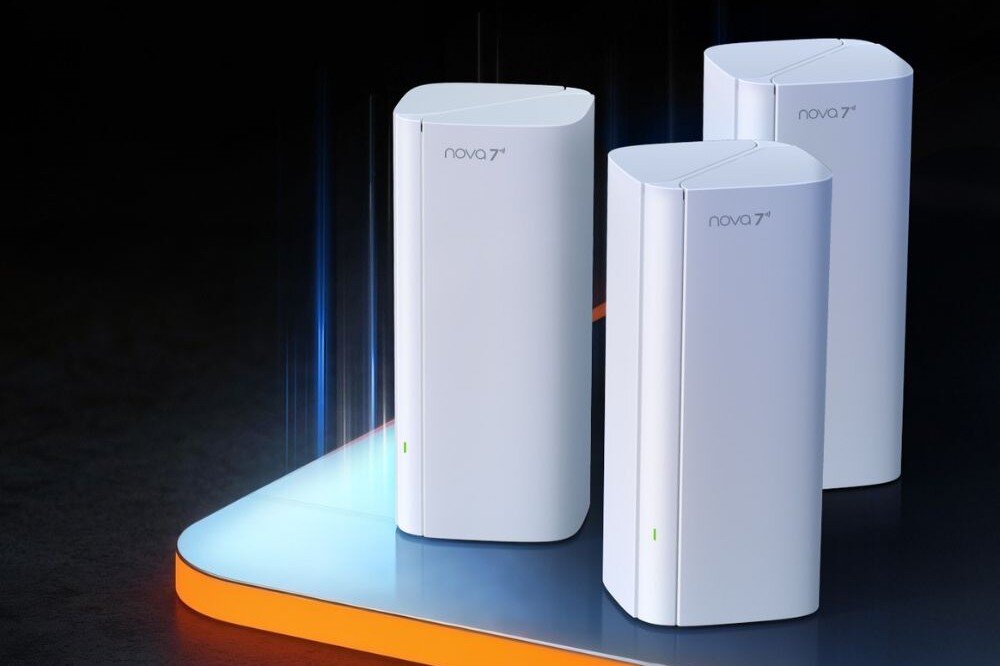 Router TENDA EE3 Pro Trzy węzły systemu Mesh Wi-Fi 7 Tenda na podświetlonym podeście na ciemnym tle