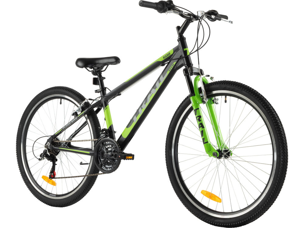 Rower młodzieżowy TRAIL 600 Alu 26 cali dla chłopca Czarno-zielony rower na białym tle widoczny od przodu pod skosem środek codziennego transportu relaks pasja uniwersalność
