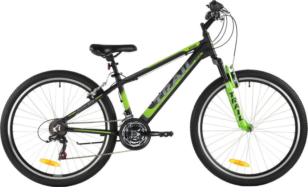 Rower młodzieżowy TRAIL 600 Alu 26 cali dla chłopca Czarno-zielony rower na białym tle widoczny z boku góral pojazd dla sportowców do jazdy wyczynowej uniwersalny dla amatorów zwrotny łatwo wchodzi w zakręty do jazdy w mieście za miastem w lesie na górskim szlaku w błocie nie za głębokim piachu