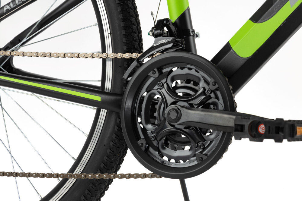 Rower młodzieżowy TRAIL 600 Alu 26 cali dla chłopca Czarno-zielony zbliżenie na korbę korba marki TRAIL zintegrowana z praktyczną osłoną chroni łańcuch i ubrania podczas jazdy napęd współpracuje z wolnobiegiem POWER o zakresie 14-28 zębów płynna zmiana biegów optymalne przełożenia wysoka trwałość stabilna praca komfort użytkowania