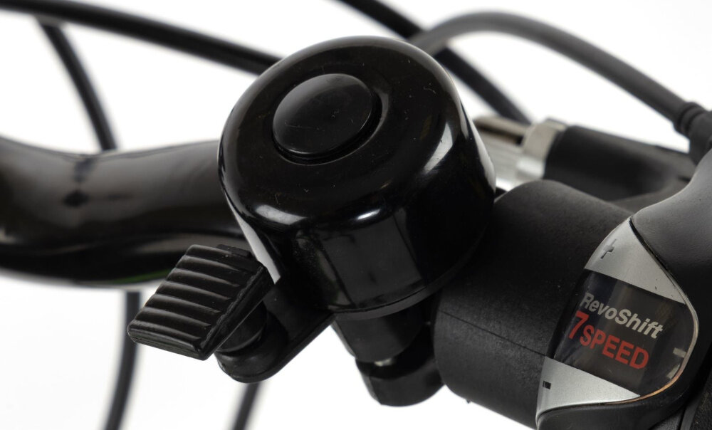 Rower młodzieżowy TRAIL 600 Alu 26 cali dla chłopca Czarno-zielony zbliżenie na dzwonek dzwonek komplet odblasków bezpieczeństwo rowerzysta jest lepiej widoczny łatwo dostępny dzwonek pozwala sygnalizować obecność stopka