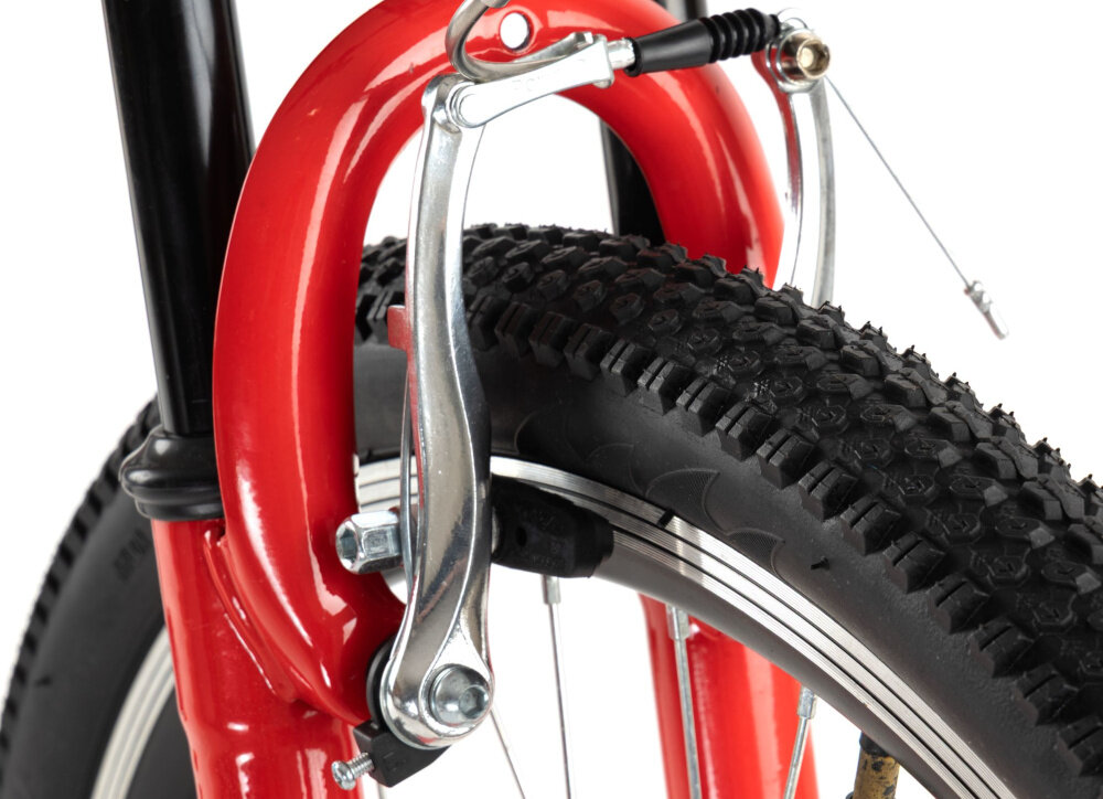 Rower młodzieżowy TRAIL 600 Alu 26 cali dla chłopca Czarno-czerwony zbliżenie na przedni hamulec podstawa bezpieczeństwa hamulce V-Brake lekkie duża siła hamowania hamulce z przodu i z tyłu podwójny pakiet bezpieczeństwa