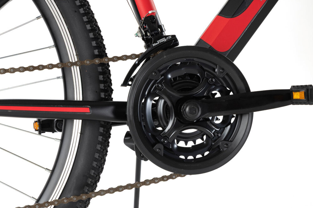 Rower młodzieżowy TRAIL 600 Alu 26 cali dla chłopca Czarno-czerwony zbliżenie na korbę korba marki TRAIL zintegrowana z praktyczną osłoną chroni łańcuch i ubrania podczas jazdy napęd współpracuje z wolnobiegiem POWER o zakresie 14-28 zębów płynna zmiana biegów optymalne przełożenia wysoka trwałość stabilna praca komfort użytkowania