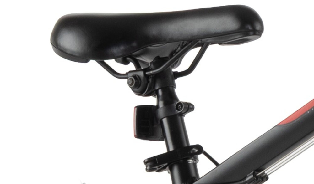 Rower młodzieżowy TRAIL 600 Alu 26 cali dla chłopca Czarno-czerwony siodełko na białym tle siodełko marki TRAIL stalowa sztyca stabilne i wygodne podparcie prawidłowa pozycja ciała kontrola nad rowerem 