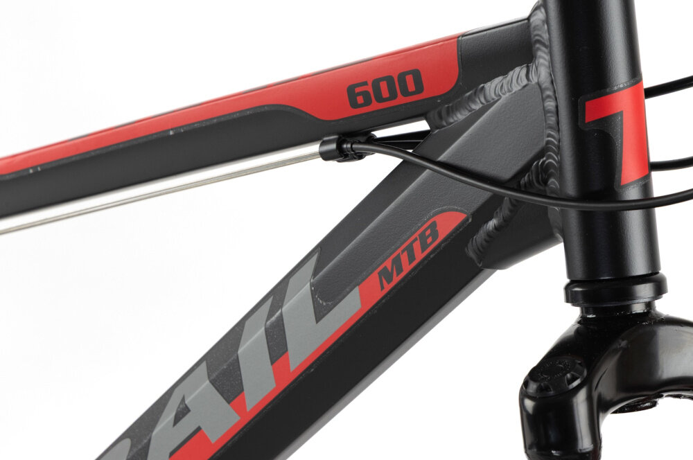 Rower młodzieżowy TRAIL 600 Stal 26 cali dla chłopca Czarno-czerwony zbliżenie na ramę 14-calowa stalowa rama bardzo dobrze tłumi wibracje amortyzuje niewielkie nierówności łatwa w naprawie wybór rozmiaru ramy Twój wzrost mierzony w zrelaksowanej pozycji typ roweru