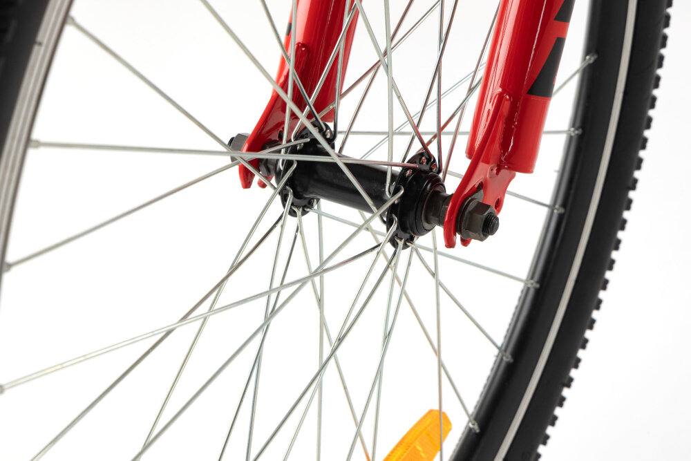 Rower młodzieżowy TRAIL 600 Stal 26 cali dla chłopca Czarno-czerwony zbliżenie na oponę widok na obręcze i szprychy rozmiar koła 26 cali łatwe pokonywanie przeszkód duży kontakt koła z podłożem szerokie opony marki WANDA dobra przyczepność aluminiowe obręcze zachowanie regularnego kształtu kół stabilne trzymanie opony bezpieczna i komfortowa jazda regularne sprawdzanie ciśnienia powietrza wartość na bocznej części opony