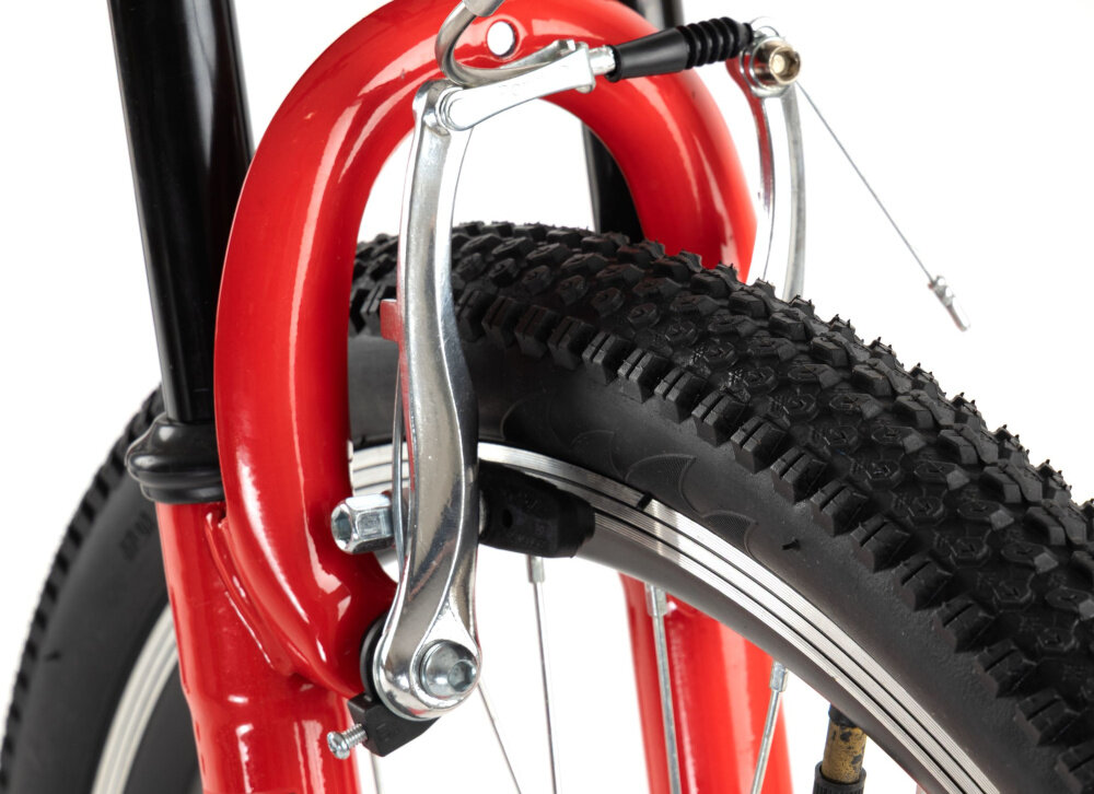 Rower młodzieżowy TRAIL 600 Stal 26 cali dla chłopca Czarno-czerwony zbliżenie na przedni hamulec podstawa bezpieczeństwa hamulce V-Brake lekkie duża siła hamowania hamulce z przodu i z tyłu podwójny pakiet bezpieczeństwa