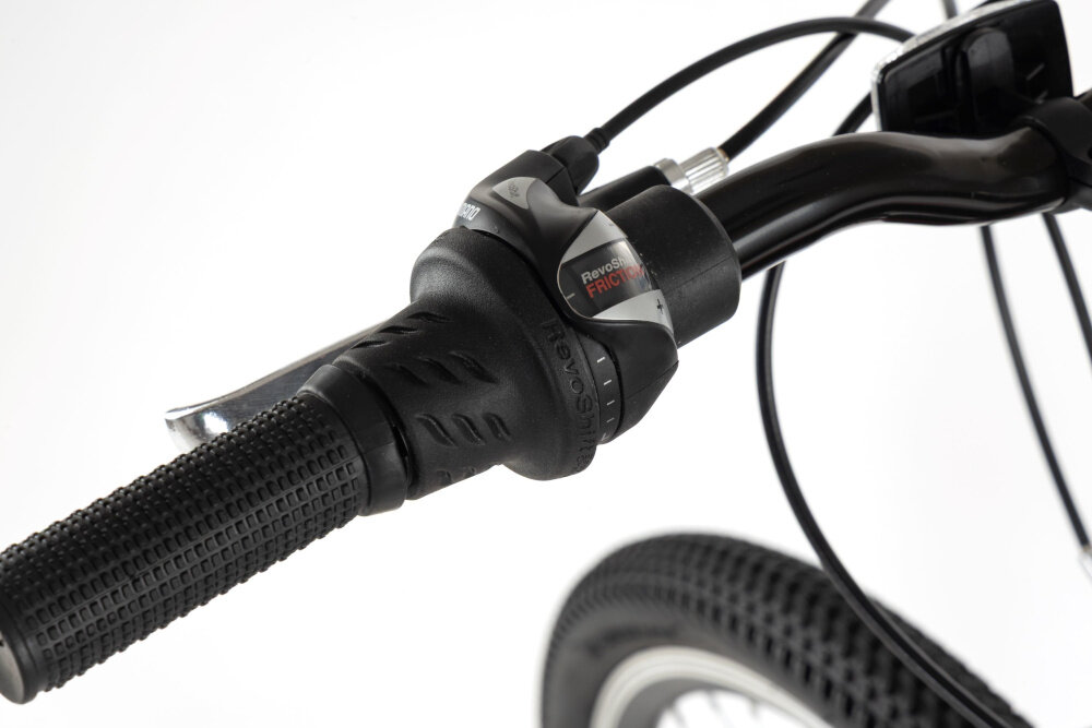 Rower młodzieżowy TRAIL 600 Stal 26 cali dla chłopca Czarno-czerwony zbliżenie na manetkę zmiany biegów przerzutki marki SHIMANO 21 biegów duża wytrzymałość i sprawne działanie płynna bezproblemowa zmiana biegów przednia i tylna przerzutka SHIMANO manetka SHIMANO SL-RS35 działa w systemie Revoshift zmiana biegów poprzez wygodny obrót chwytu