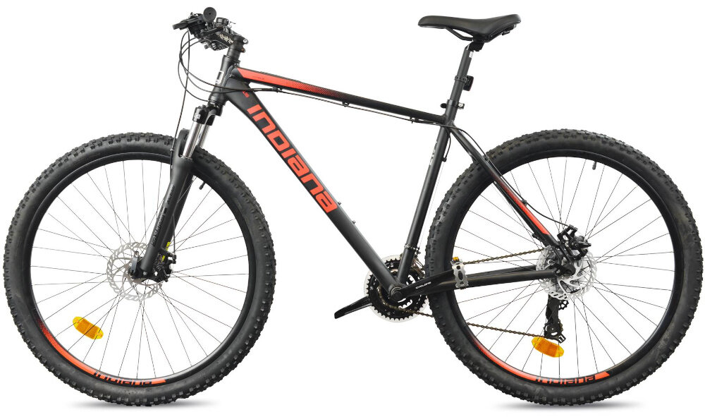 Rower górski MTB INDIANA X-Pulser 1.9 M21 29 cali męski Czarno-Czerwony rower na białym tle widoczny z boku dzwonek komplet odblasków bezpieczeństwo rowerzysta jest lepiej widoczny łatwo dostępny dzwonek pozwala sygnalizować obecność