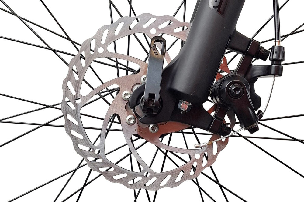 Rower górski MTB INDIANA X-Pulser 1.9 M21 29 cali męski Czarno-Czerwony zbliżenie na tarczę hamulcową podstawa bezpieczeństwa hamulce tarczowe mechaniczne bardzo duża siła hamowania w każdych warunkach pogodowych i na każdej trasie płyn hamulcowy hamulce z przodu i z tyłu podwójny pakiet bezpieczeństwa