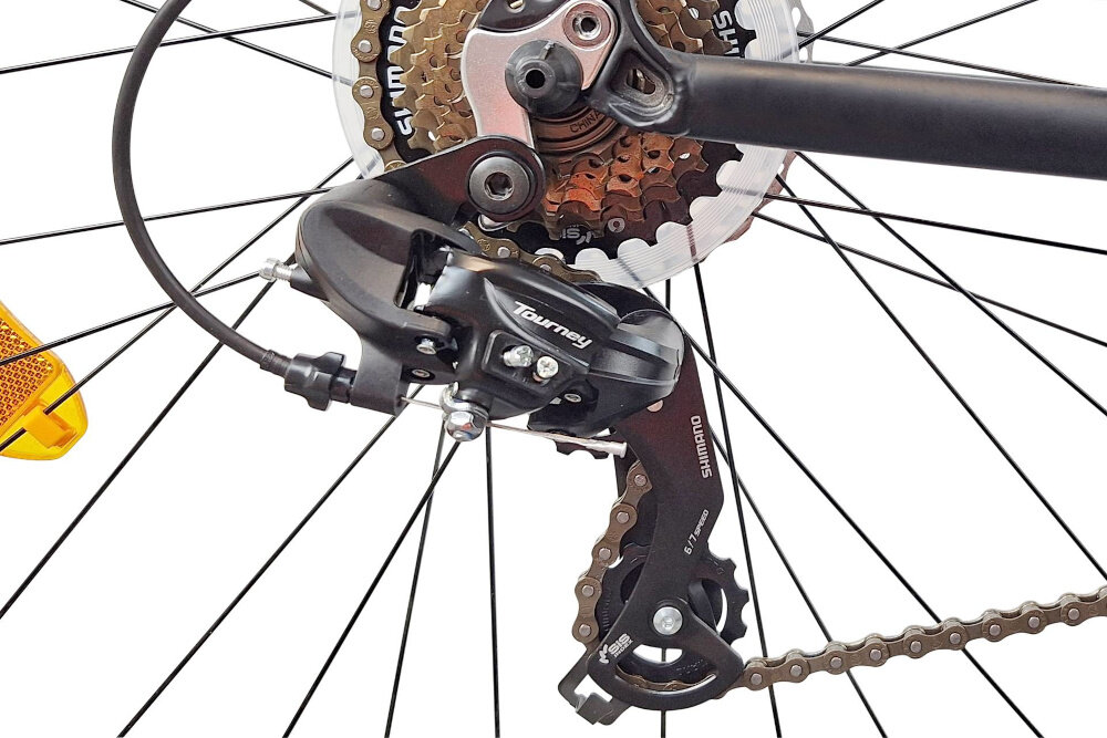 Rower górski MTB INDIANA X-Pulser 1.9 M21 29 cali męski Czarno-Czerwony zbliżenie na tylną przerzutkę wygodna dynamiczna jazda SHIMANO 21 biegów duża wytrzymałość i sprawne działanie płynna bezproblemowa zmiana biegów przednia i tylna przerzutka SHIMANO Tourney