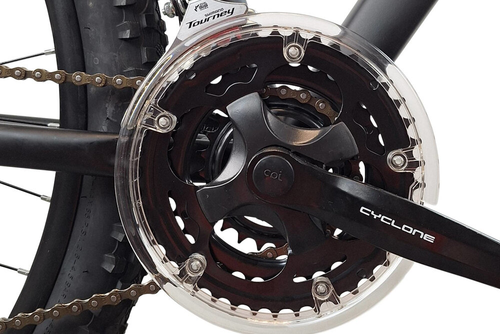 Rower górski MTB INDIANA X-Pulser 1.9 M21 29 cali męski Czarno-Czerwony zbliżenie na korbę lekka i wydajna konstrukcja korby marki AMAR typu SXZ-24/34/42T x 175 mm wolnobieg marki SHIMANO typu MF-TZ500 14-28 7 Speed solidność wytrzyma bardzo duży nacisk na pedały