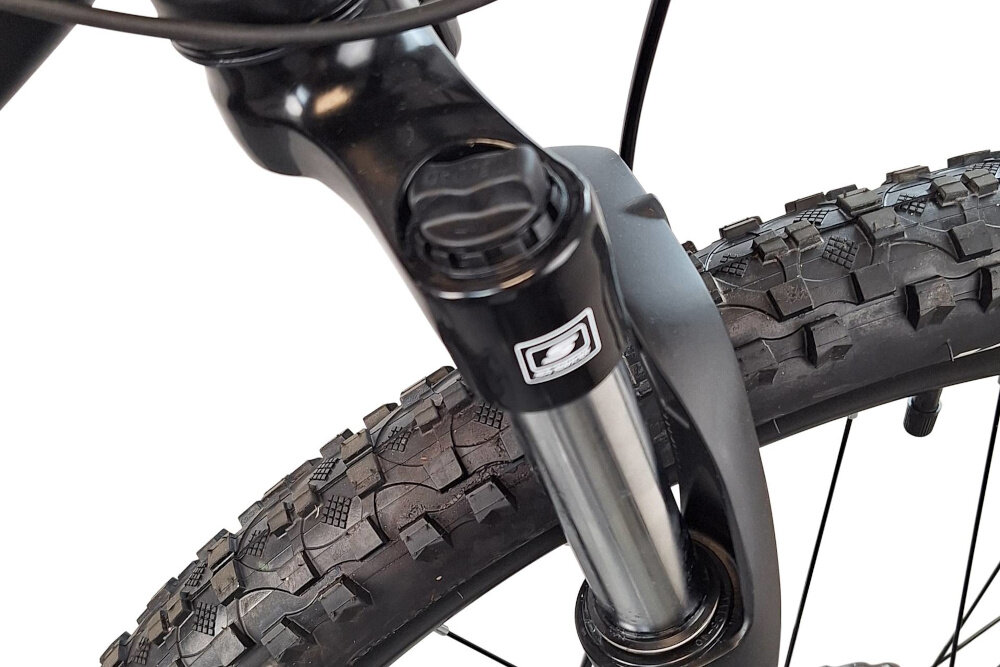 Rower górski MTB INDIANA X-Pulser 1.9 M21 29 cali męski Czarno-Czerwony zbliżenie na amortyzator rower typu hardtail przedni amortyzator marki SR Suntour typu XCE-28 29 cali Ahead 1 1/8 cala skuteczne tłumienie drgań komfort i stabilność prowadzenia prosta konstrukcja wygoda bezpieczeństwo