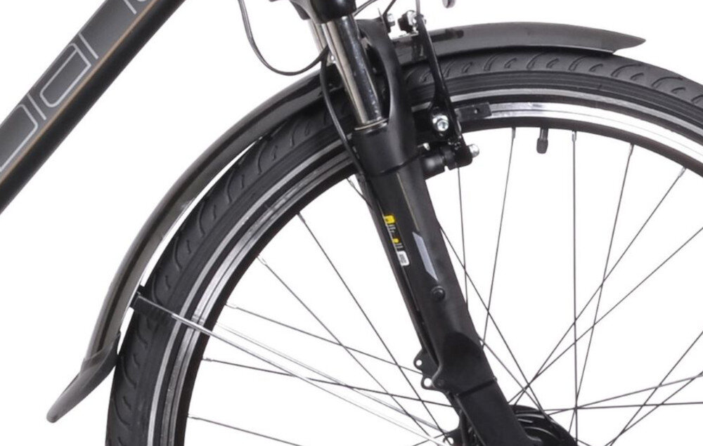 Rower trekkingowy INDIANA X-Road 3.0 M21 26 cali męski Czarny zbliżenie na przedni błotnik osłona łańcucha solidne błotniki ochrona przed błotem wodą i zabrudzeniami z drogi ułatwiają też utrzymanie roweru w czystości