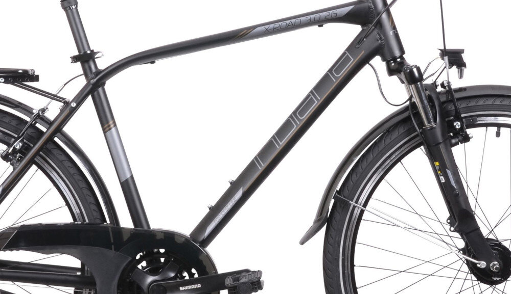 Rower trekkingowy INDIANA X-Road 3.0 M21 26 cali męski Czarny rower na białym tle widoczny z boku zbliżenie na ramę 21-calowa aluminiowa rama rower jest bardzo zwinny lekki łatwo go podnieść odporność na korozję wybór rozmiaru ramy Twój wzrost mierzony w zrelaksowanej pozycji typ roweru dla osób o wzroście od 180 do 190 cm