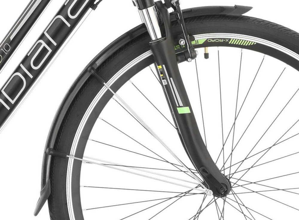 Rower trekkingowy INDIANA X-Road 1.0 D21 28 cali damski Czarno-zielony zbliżenie na przedni błotnik solidne błotniki osłona łańcucha ochrona przed błotem wodą i zabrudzeniami z drogi ułatwiają też utrzymanie roweru w czystości