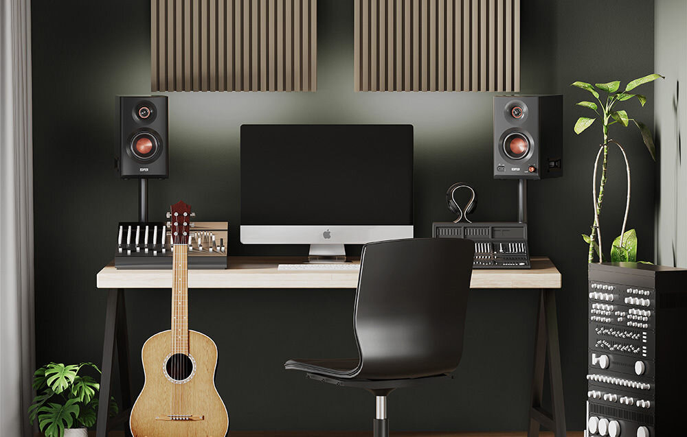 EDIFIER MR5 pasmo 46Hz-40kHz moc 110 W RMS równowaga tonalna, głośniki stojące na biurku na podstawkach z ekranem oraz opartą gitarą o biurko