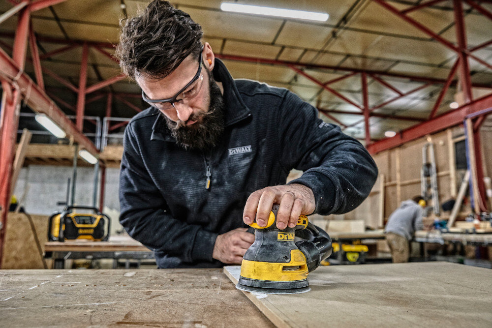 Szlifierka mimośrodowa DEWALT DWE6423-QS zasilana prądem elektrycznym silnik moc 280 W do prac o małym i średnim natężeniu zmienna maksymalna prędkość obrotowa od 8000 do 12000 obr/min