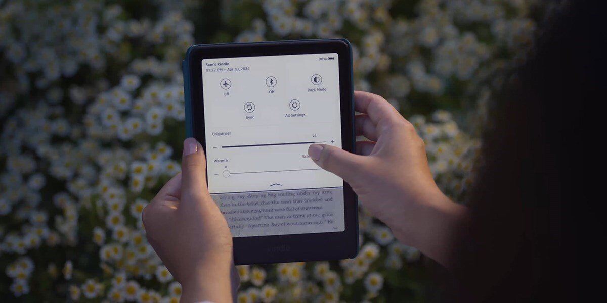 Czytnik e-booków AMAZON Kindle Paperwhite Signature Edition 7 automatyczne dostosowanie jasnosci ekran warunki czytanie - dlonie trzymajace czytnik na ktorym widac regulacje jasnosci