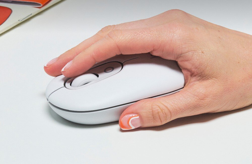 Mysz LOGITECH POP Mouse Off White zbliżenie na dłoń trzymającą mysz