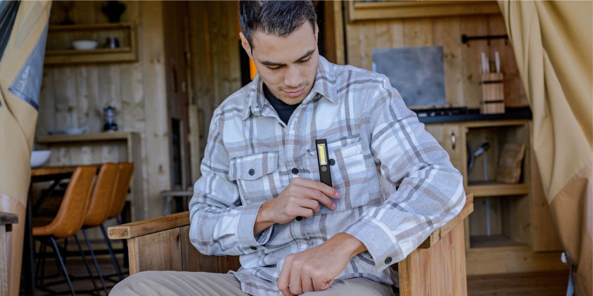 Latarka BRENNENSTUHL LED PL 200 AC  Płaska i poręczna latarka warsztatowa o dużej mocy świecenia