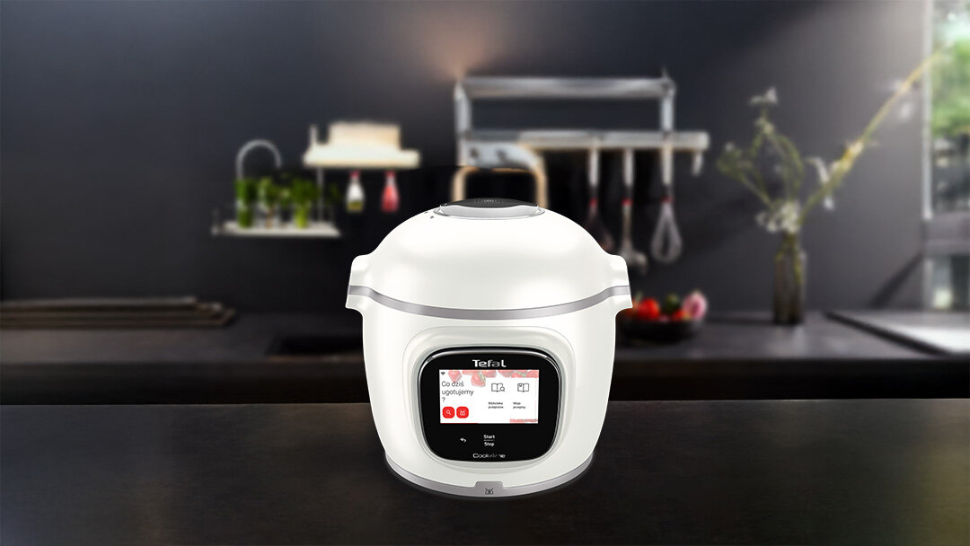 Multicooker TEFAL Cook4Me Touch Pro w ciemnej aranżacji kuchennej.